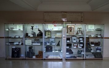Vitrina del Museo de Instrumentos Científicos de la Facultad